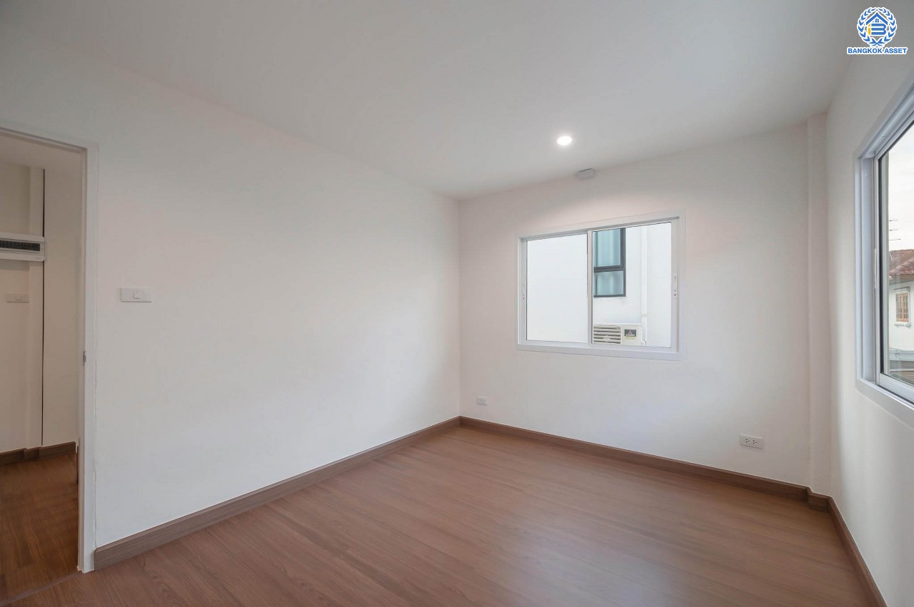 บ้านมือสองตกแต่งใหม่ โครงการ มณียา2 รัตนาธิเบศร์-ท่าอิฐ แบรนด์ Property Perfect หลังใหญ่ เนื้อที่ 50 ตร.ว. ฟังก์ชันครบ 3 ห้องนอน 2 ห้องน้ำ 1 ห้องอเนกประสงค์ 1 ที่จอดรถ บนทำเลเชื่อมต่อถนนรัตนาธิเบศร์ และถนนราชพฤกษ์ ใจกลาง 2 เซ็นทรัลฯ ใกล้รถไฟฟ้าสายสีม่วง "สถานีบางรักน้อยท่าอิฐ" และทางด่วน "งามวงศ์วาน"